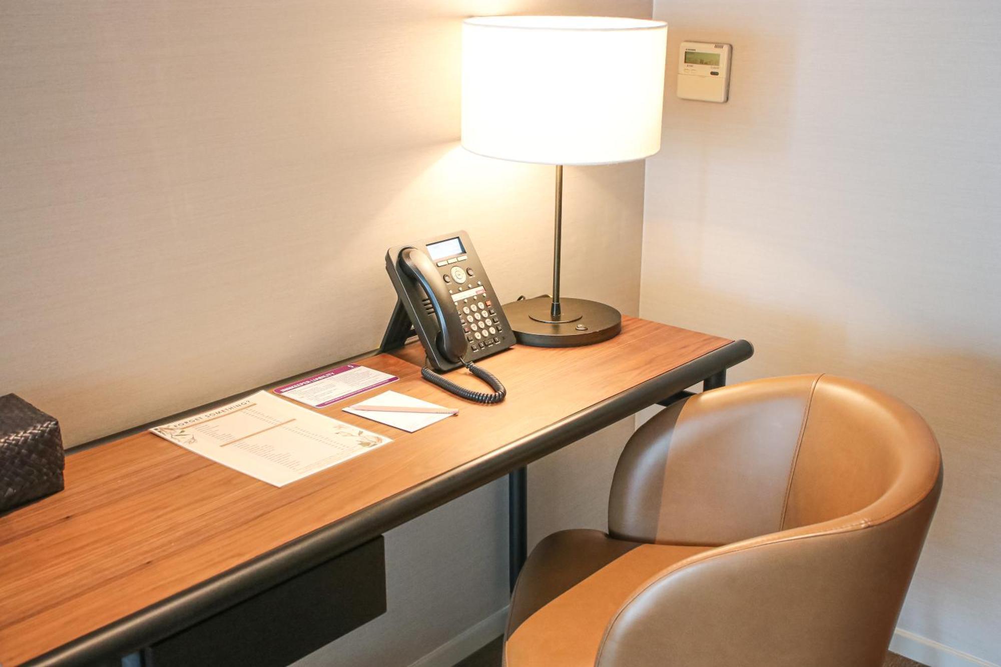 Sivatel Bangkok Hotel Екстер'єр фото A desk with a telephone