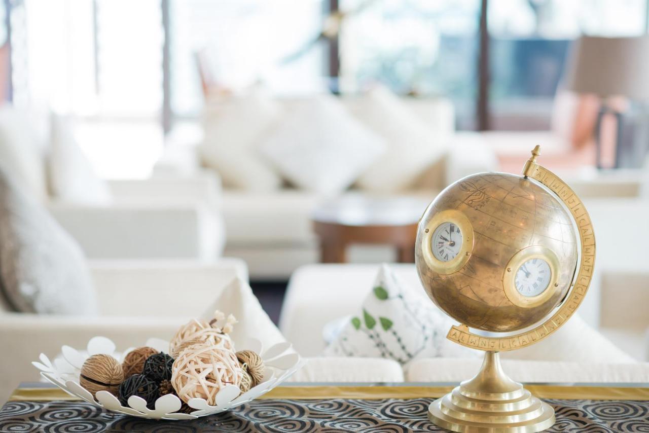 Sivatel Bangkok Hotel Екстер'єр фото A globe clock