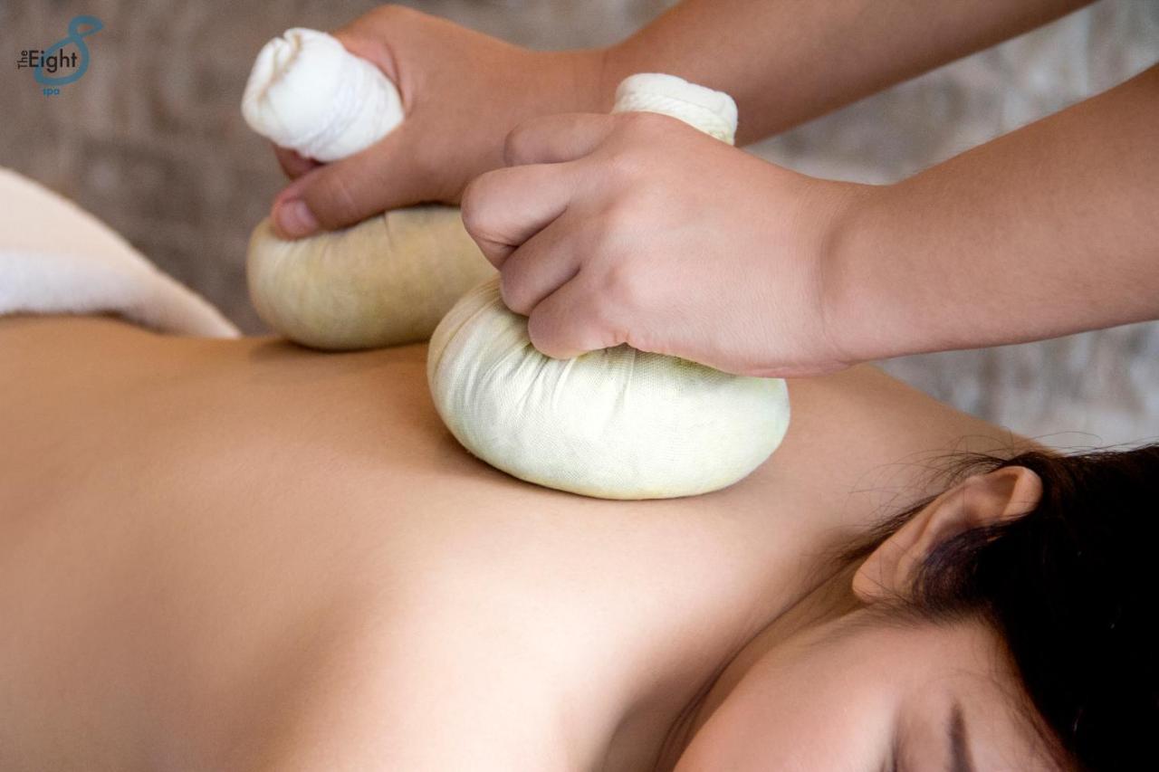 Sivatel Bangkok Hotel Екстер'єр фото Thai herbal compress massage