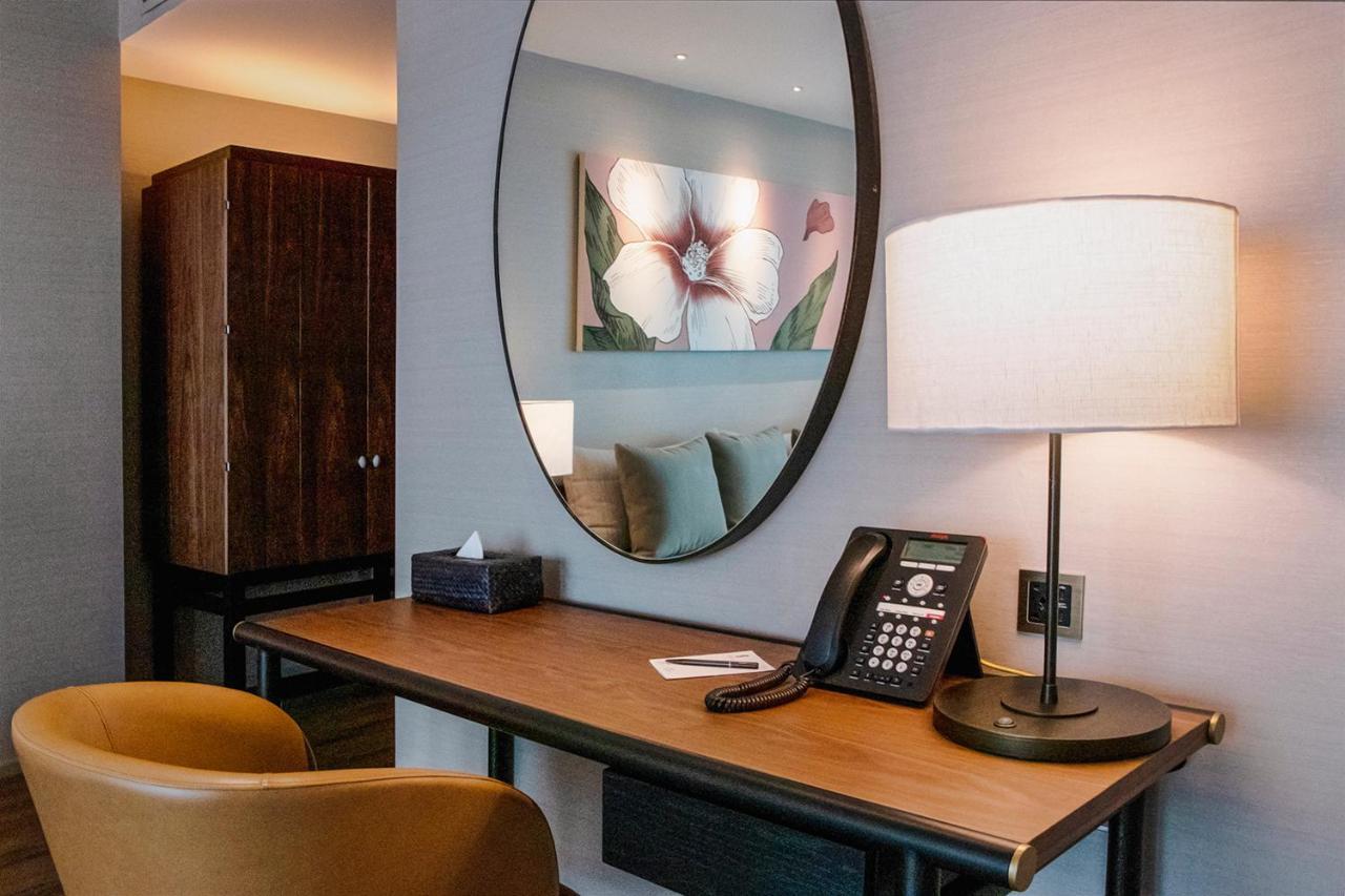 Sivatel Bangkok Hotel Екстер'єр фото A desk with a telephone