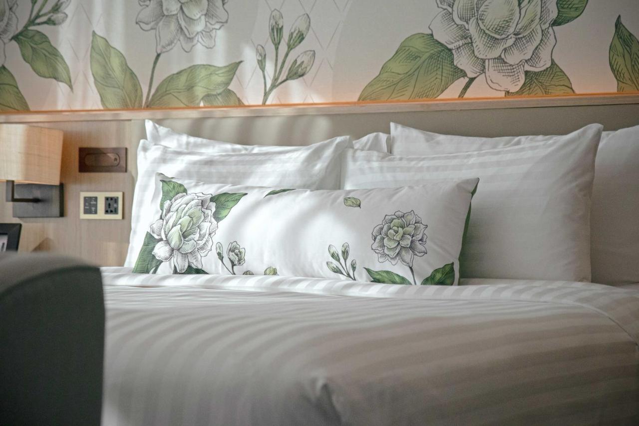 Sivatel Bangkok Hotel Екстер'єр фото Silk pillows