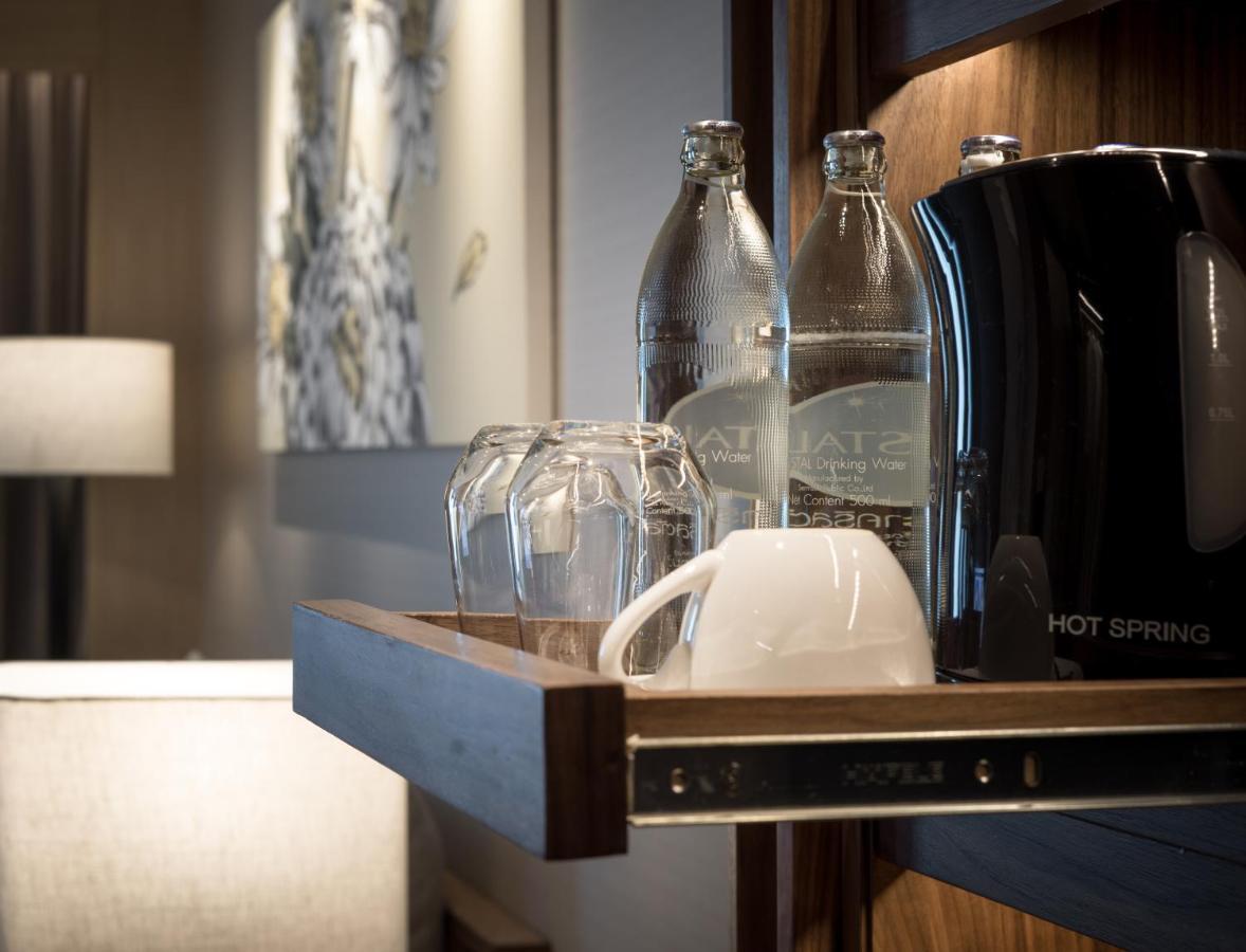 Sivatel Bangkok Hotel Екстер'єр фото Bottled water in a hotel room