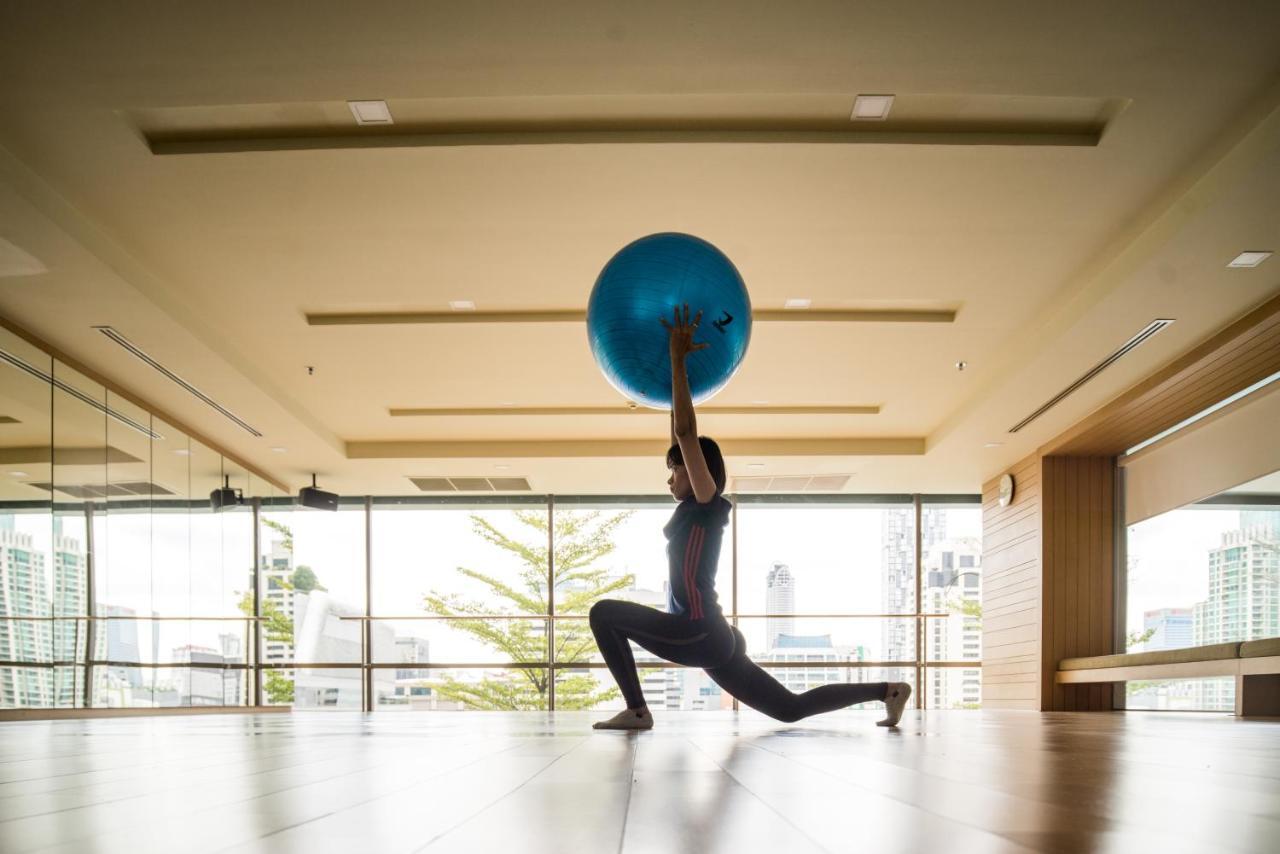Sivatel Bangkok Hotel Екстер'єр фото A woman using a Swiss ball