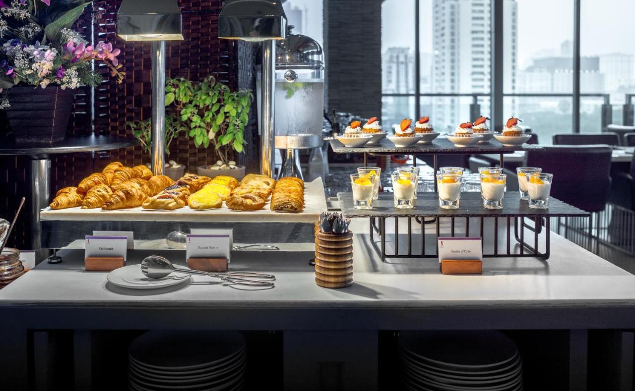 Sivatel Bangkok Hotel Екстер'єр фото A buffet at a hotel