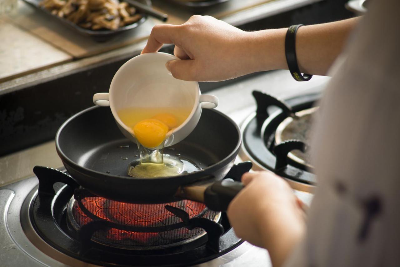Sivatel Bangkok Hotel Екстер'єр фото Egg being poured into a pan