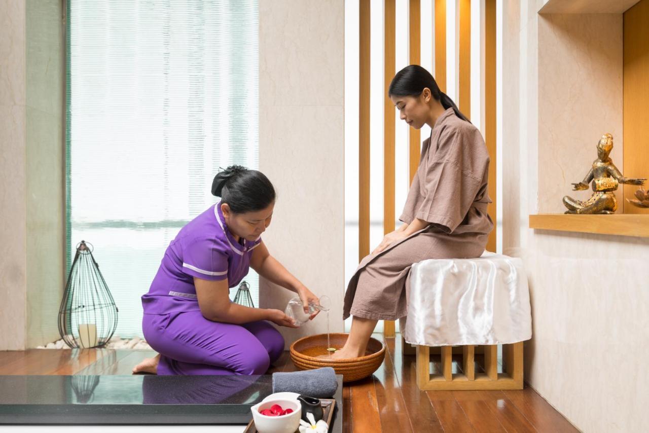 Sivatel Bangkok Hotel Екстер'єр фото Thai foot massage